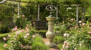 Engelsk sommerhave: sådan skaber du en romantisk oase fuld af blomster