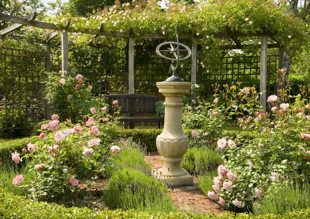 Engelsk sommerhave: sådan skaber du en romantisk oase fuld af blomster