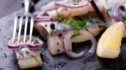 Ikke kun mælk: hvad kan man lægge sild i for at give fisken en unik smag og aroma