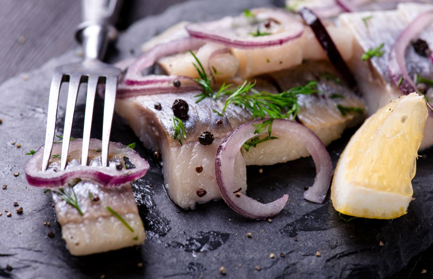 Ikke kun mælk: hvad kan man lægge sild i for at give fisken en unik smag og aroma
