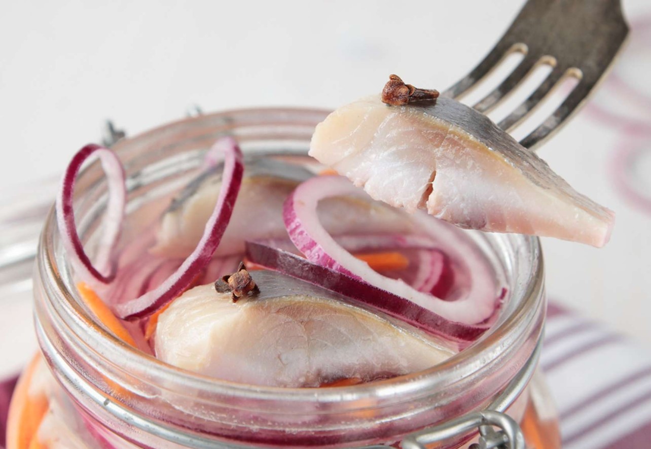 Ikke kun mælk: hvad kan man lægge sild i for at give fisken en unik smag og aroma