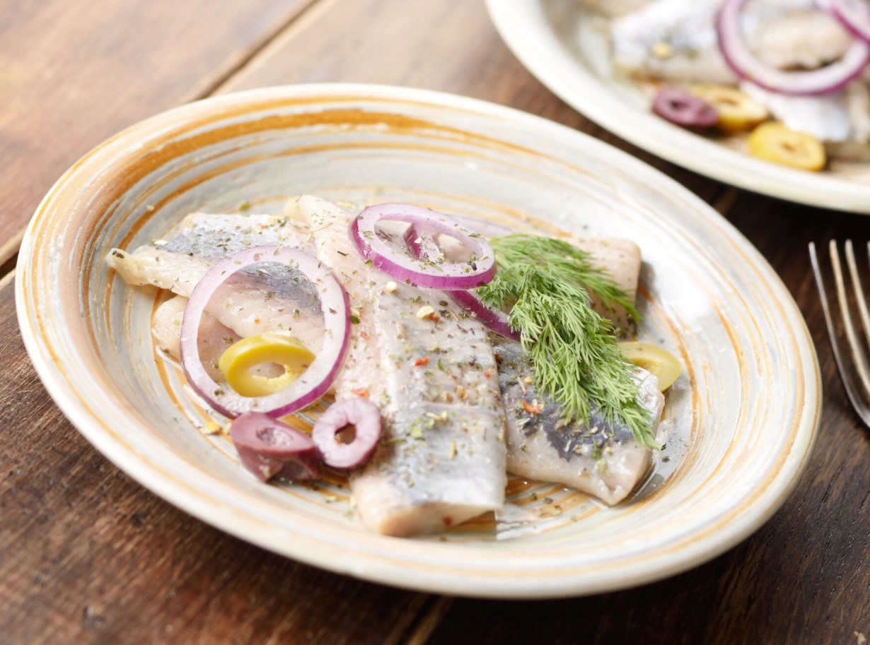 Ikke kun mælk: hvad kan man lægge sild i for at give fisken en unik smag og aroma