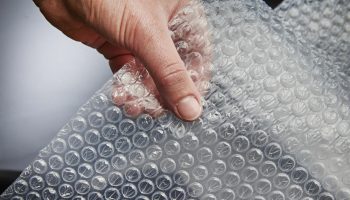 Du gætter aldrig: hvorfor danskerne anbefaler at lægge bobleplast i køleskabet
