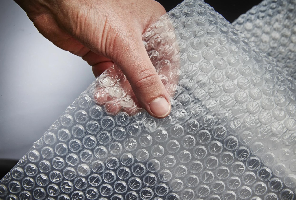Du gætter aldrig: hvorfor danskerne anbefaler at lægge bobleplast i køleskabet