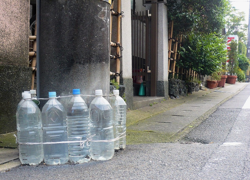 Hvorfor stiller japanerne flasker med vand ved deres huse: en meget smart metode