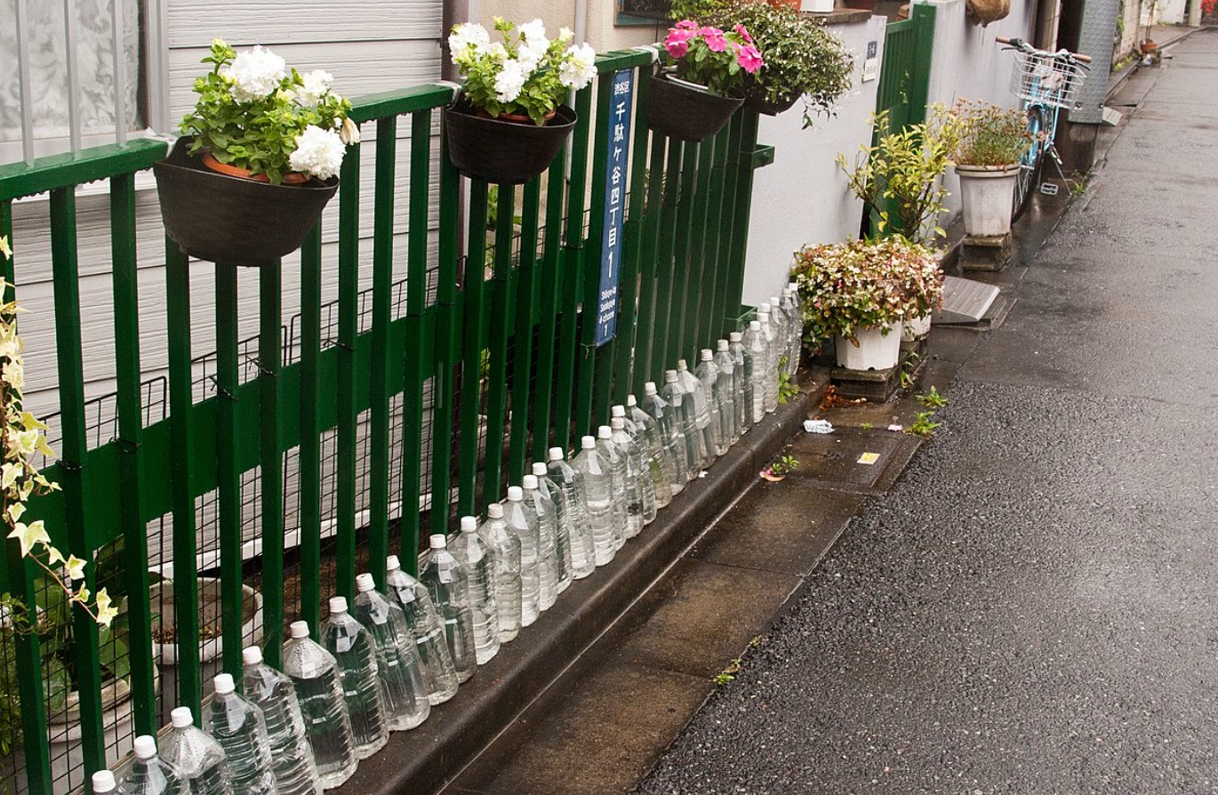 Hvorfor stiller japanerne flasker med vand ved deres huse: en meget smart metode