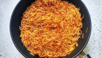 Hvorfor erfarne kokke steger pasta før tilberedning: dette trick vil overraske dig