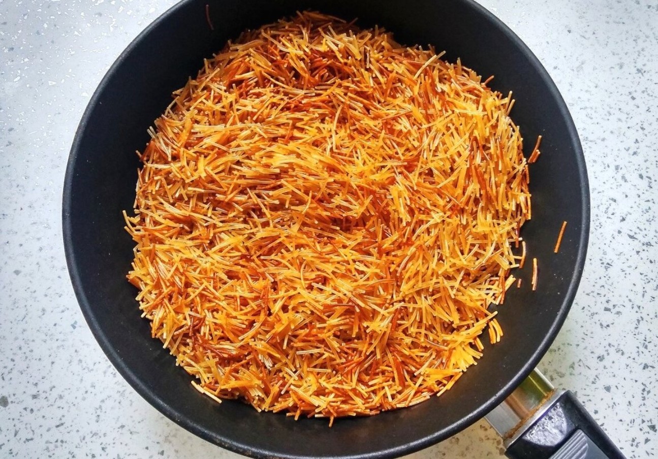 Hvorfor erfarne kokke steger pasta før tilberedning: dette trick vil overraske dig