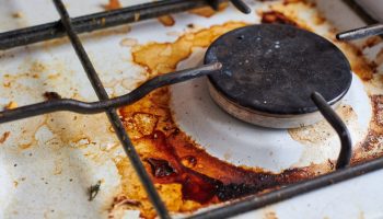 På bare 10 minutter: sådan rengør du gasblusplader for fedt og får dem til at skinne igen