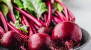Før du planter rødbeder, skal du først gøre følgende: 2 håndfulde i jorden – så bliver rodfrugterne jævne, store og søde