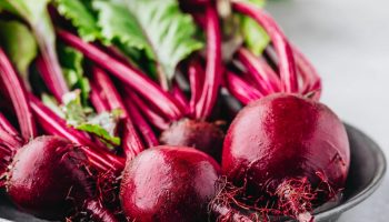 Før du planter rødbeder, skal du først gøre følgende: 2 håndfulde i jorden – så bliver rodfrugterne jævne, store og søde