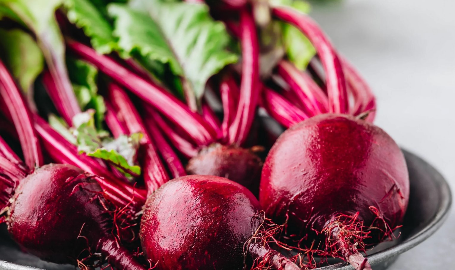 Før du planter rødbeder, skal du først gøre følgende: 2 håndfulde i jorden – så bliver rodfrugterne jævne, store og søde