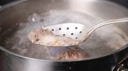 De fleste fjerner det under tilberedningen af suppen, men det bør man ikke gøre: hvad handler det om?