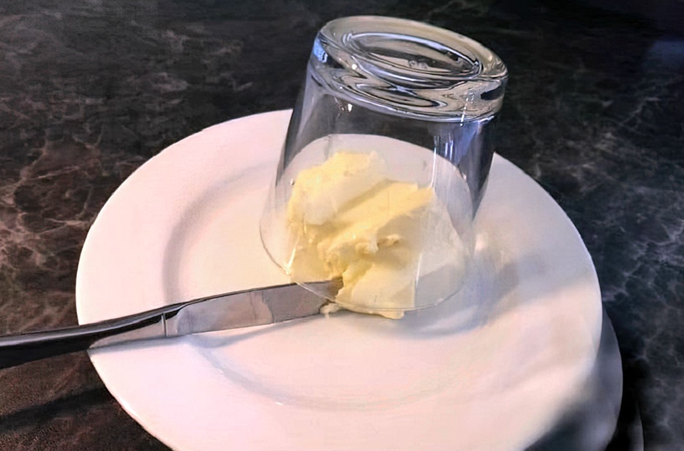 Nyttigt tip til madlavning: hvorfor man skal dække smørret med et glas i 5 minutter