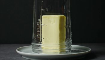 Nyttigt tip til madlavning: hvorfor man skal dække smørret med et glas i 5 minutter