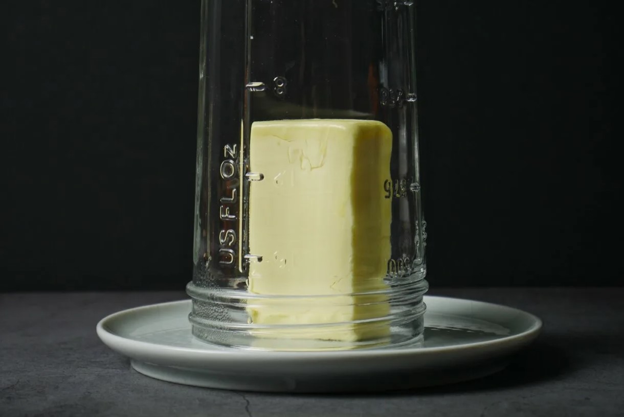 Nyttigt tip til madlavning: hvorfor man skal dække smørret med et glas i 5 minutter