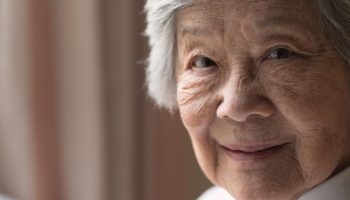 Hvorfor stiller japanerne flasker med vand ved deres huse: en meget smart metode