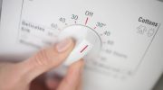 Dette er en alvorlig fejl: hvorfor du ikke bør vaske i vaskemaskinen ved en temperatur på 40 grader Celsius