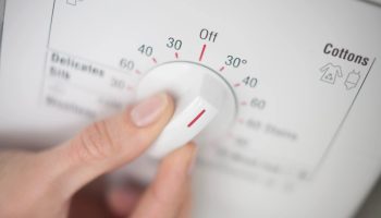 Dette er en alvorlig fejl: hvorfor du ikke bør vaske i vaskemaskinen ved en temperatur på 40 grader Celsius