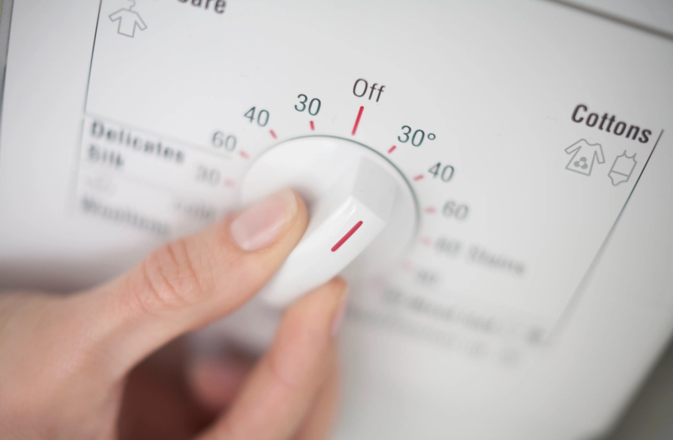 Dette er en alvorlig fejl: hvorfor du ikke bør vaske i vaskemaskinen ved en temperatur på 40 grader Celsius