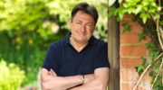 Alan Titchmarsh fortæller, hvordan to almindelige ukrudtsplanter kan give potteplanter et boost