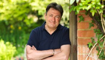 Alan Titchmarsh fortæller, hvordan to almindelige ukrudtsplanter kan give potteplanter et boost