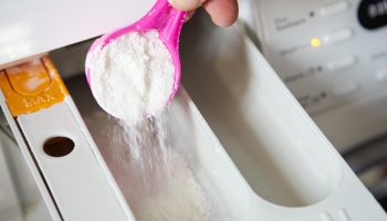 Sådan sparer du på vaskepulveret uden at gå på kompromis med kvaliteten: metoden med bagepulver