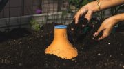 Hvis du altid glemmer at vande dine planter, kan denne potte gøre det for dig