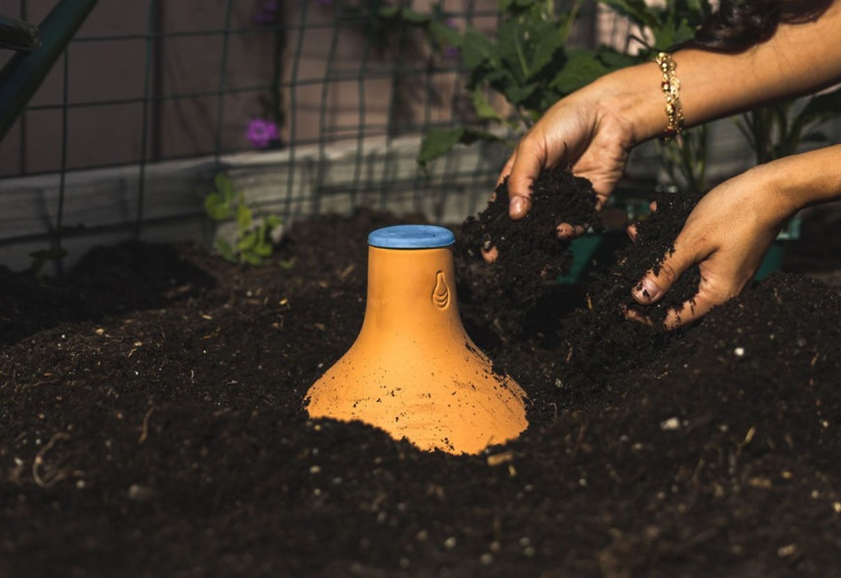 Hvis du altid glemmer at vande dine planter, kan denne potte gøre det for dig