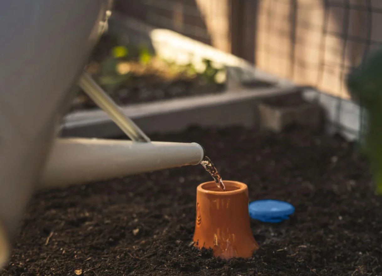Hvis du altid glemmer at vande dine planter, kan denne potte gøre det for dig