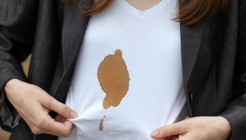 Kaffepletter på dit tøj? 6 gennemprøvede måder at få dit tøj tilbage i perfekt stand
