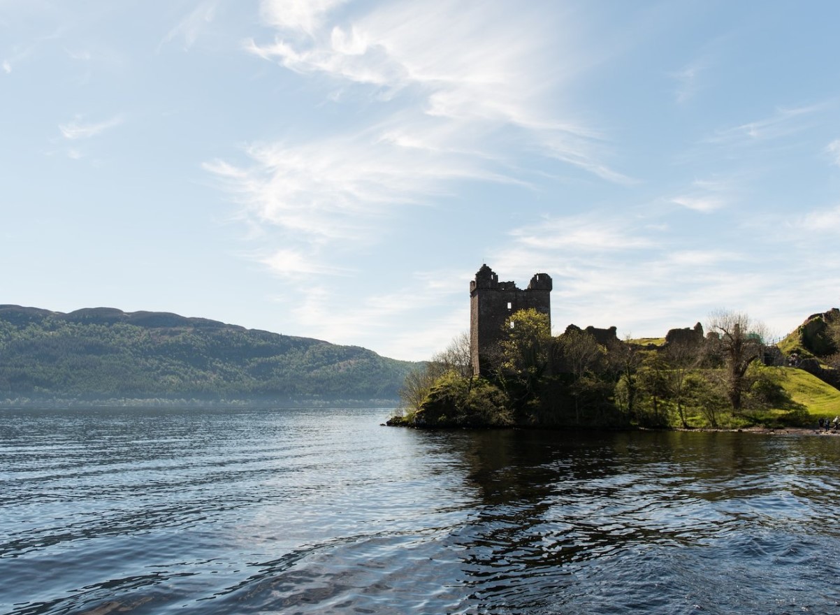 Nessie er dukket op igen: en mystisk skikkelse er blevet set på Loch Ness