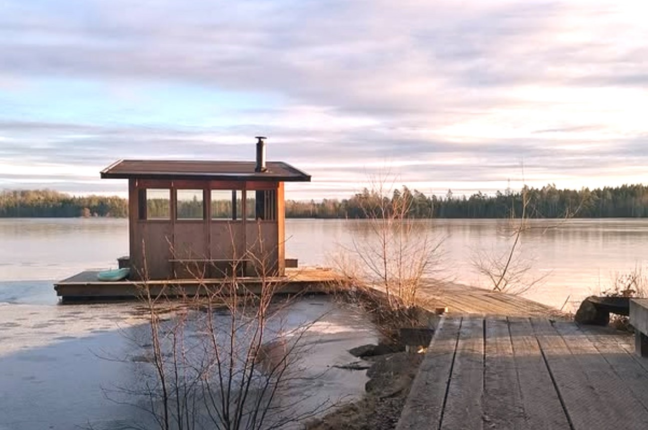 Skaberne af det svenske 'øko-resort' er flygtet og efterladt sig forladte dyr og 158 tønder med fækalier