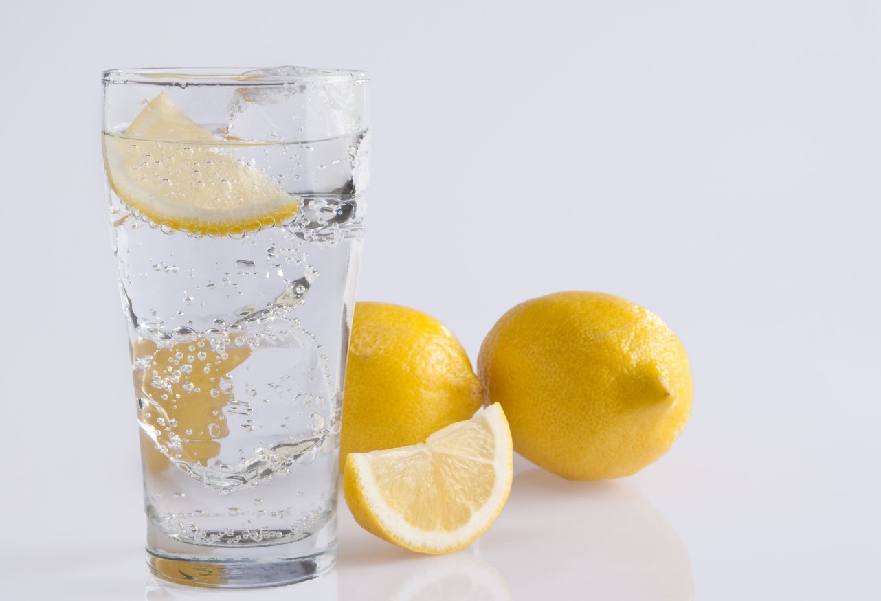 Hverken almindeligt vand eller købt juice: dette er den bedste sommerdrink til ældre