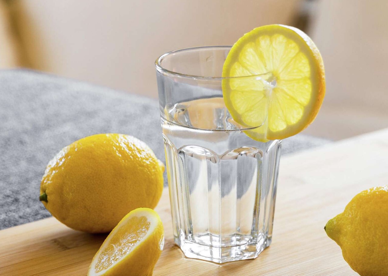 Hverken almindeligt vand eller købt juice: dette er den bedste sommerdrink til ældre