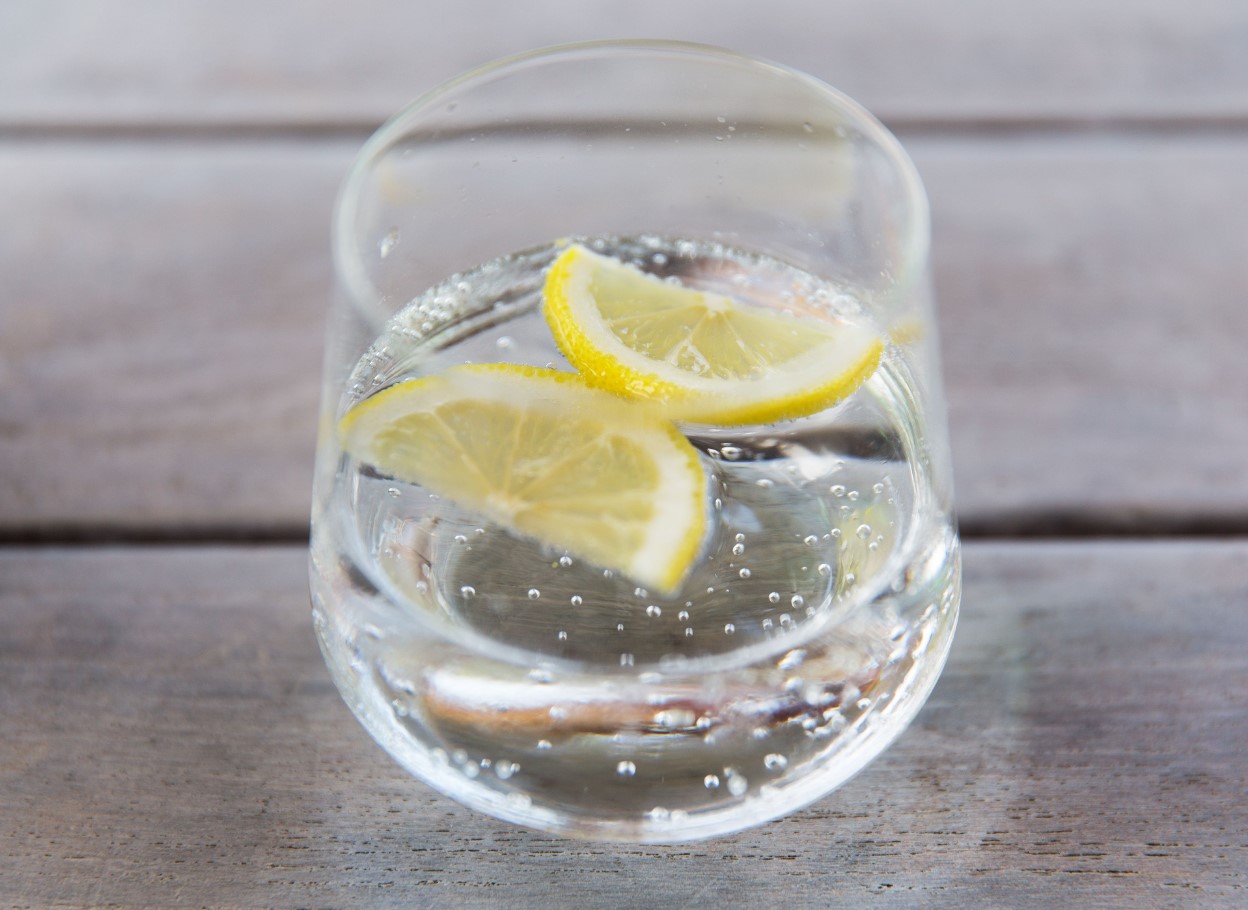 Hverken almindeligt vand eller købt juice: dette er den bedste sommerdrink til ældre