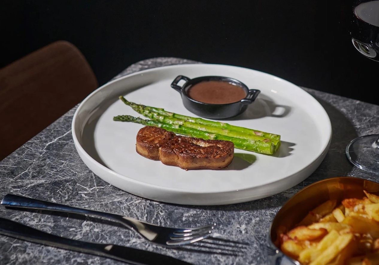Denne burger er lavet af ko-celler i et laboratorium. Bør den virkelig serveres på restauranter?