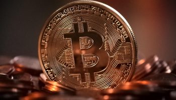 En kvinde mister 1,3 millioner dollars i bitcoin-tyveri og kræver erstatning fra sin telefonoperatør