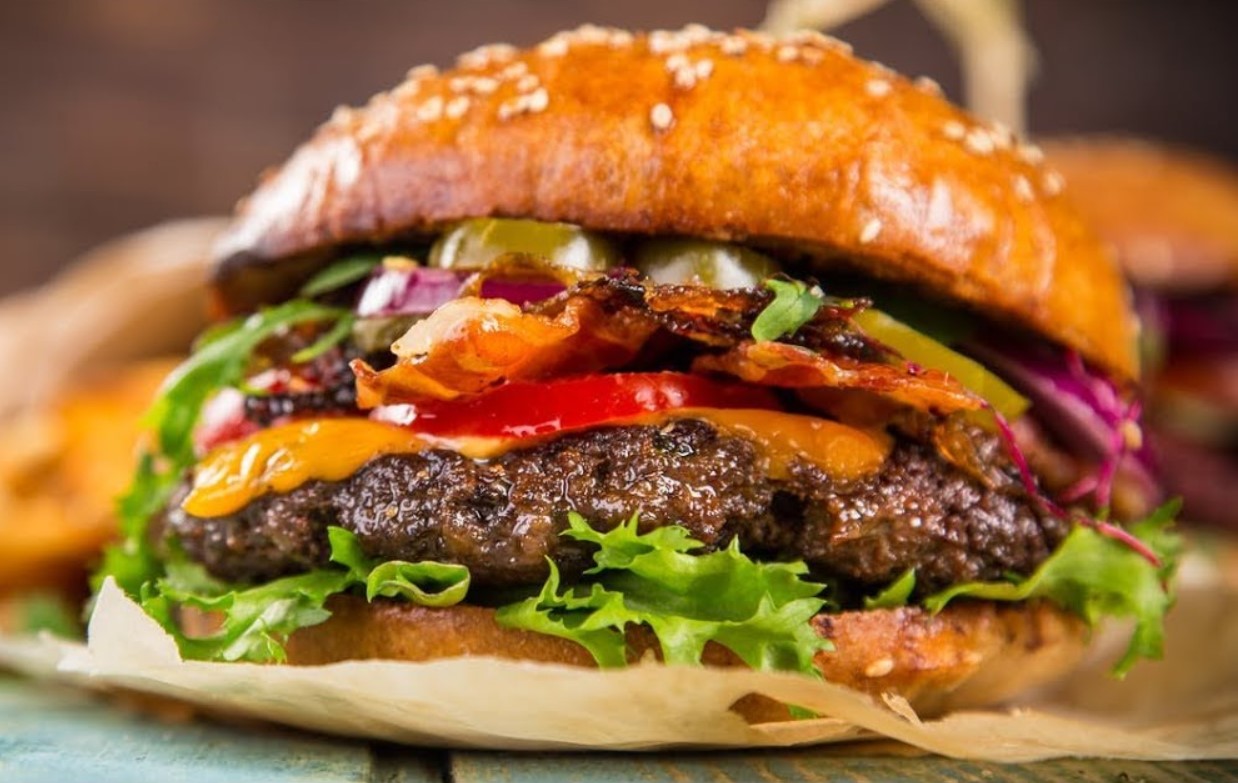 Denne burger er lavet af ko-celler i et laboratorium. Bør den virkelig serveres på restauranter?