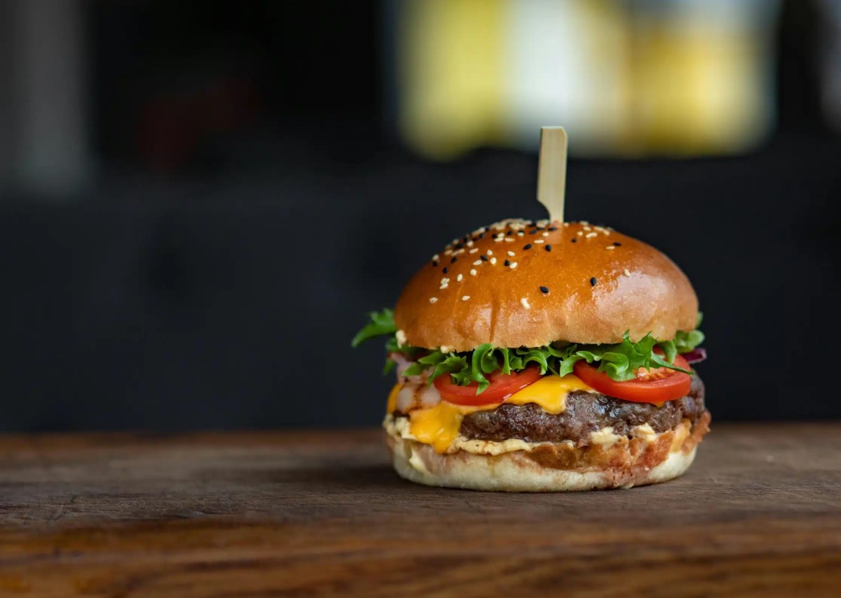 Denne burger er lavet af ko-celler i et laboratorium. Bør den virkelig serveres på restauranter?