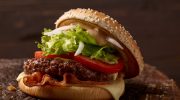 Denne burger er lavet af ko-celler i et laboratorium. Bør den virkelig serveres på restauranter?