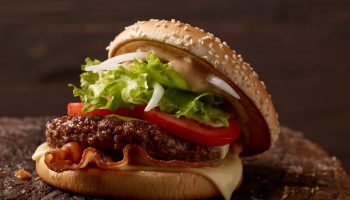 Denne burger er lavet af ko-celler i et laboratorium. Bør den virkelig serveres på restauranter?