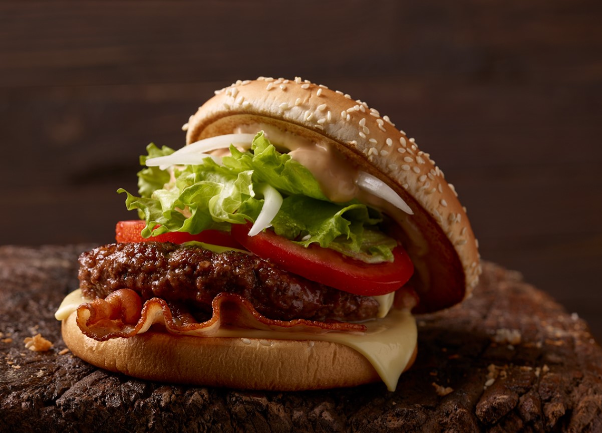 Denne burger er lavet af ko-celler i et laboratorium. Bør den virkelig serveres på restauranter?