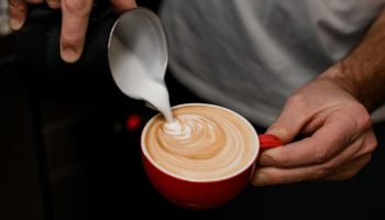 Sådan laver du en cappuccino uden en kaffemaskine