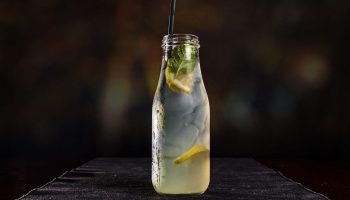 Sådan afkøler du hurtigt en drink uden en fryser: en metode, der virker på få minutter