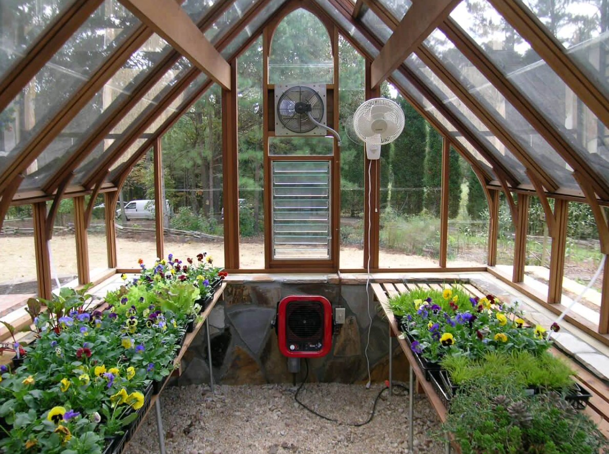 Sådan sætter du en polytunnel eller et drivhus op til planter: tips til havearbejde