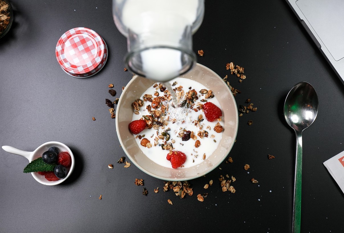 Græsk yoghurt eller hytteost? Ernæringseksperter afslører den bedste højproteinsnack