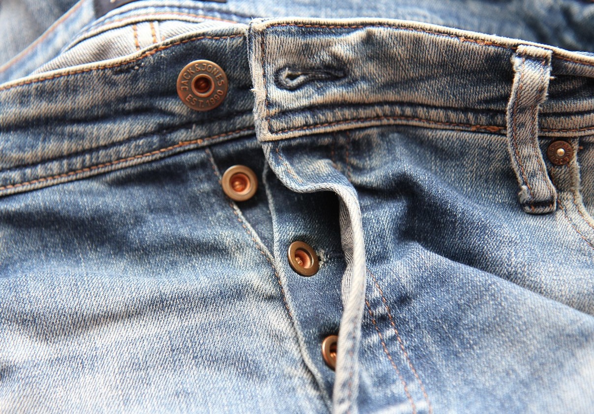 Smid ikke gamle, slidte jeans ud. De kan blive en uundværlig hjælper i hverdagen
