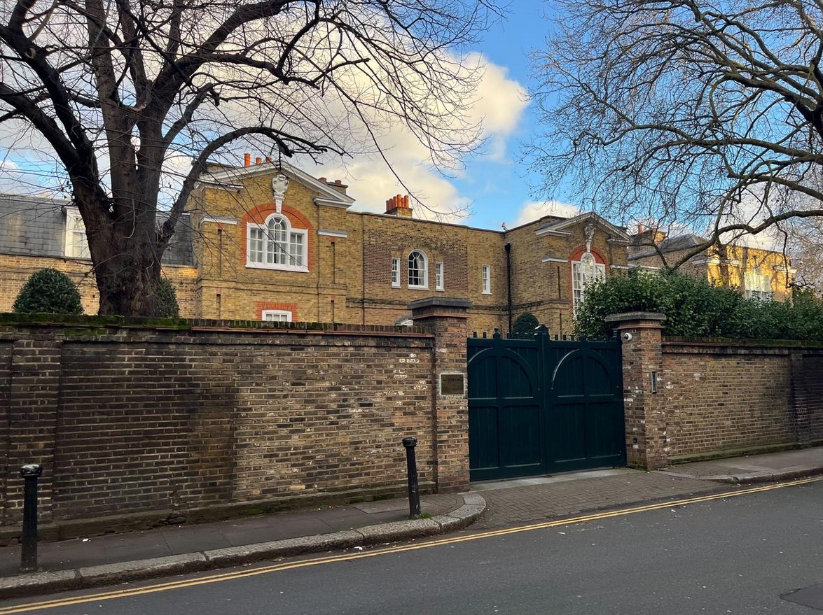 Norges rigeste mand sætter London-villa til salg for milliarder: "Storbritannien er gået ad helvede til"