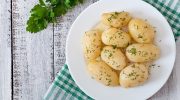 Den fremskynder tilberedningen og forhindrer kogning: den hemmelige ingrediens til kogning af kartofler